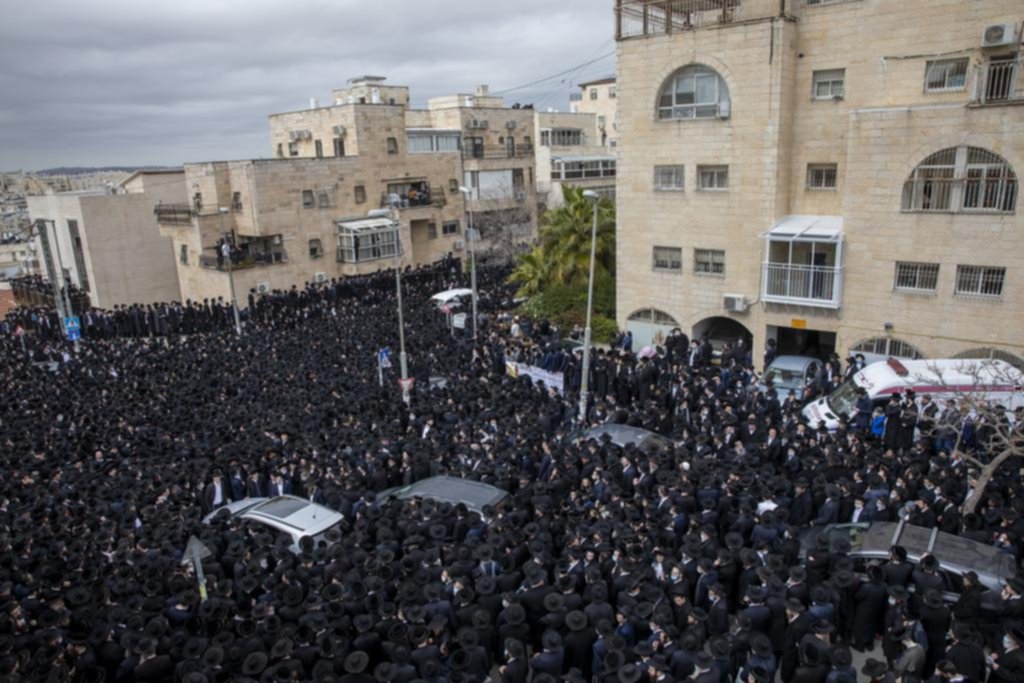 Miles de ultraortodoxos israelíes en el funeral de un rabino pese a la