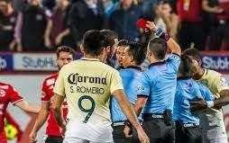 Un futbolista argentino desató un escándalo en México: huelga de árbitros