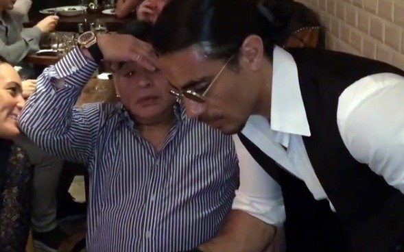 El imperdible show de Maradona en un reconocido restaurante