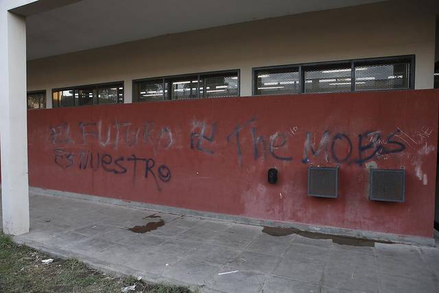 Aparecieron cruces esvásticas y dibujos obscenos en una escuela de Los Hornos