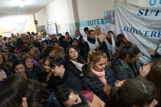Docentes bonaerenses realizan jornada de protesta Docentes bonaerenses realizan jornada de protesta