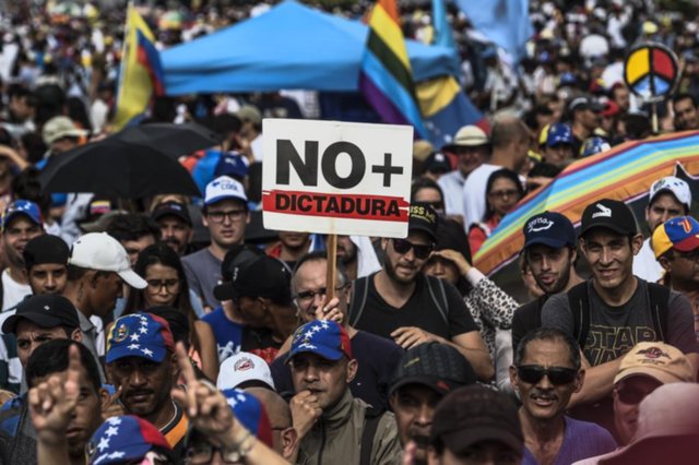 Venezuela: Maduro se endurece al establecer un virtual estado de sitio