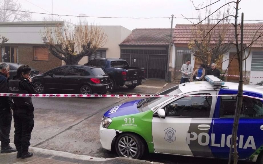 Una policía lucha por su vida tras ser baleada en la cabeza