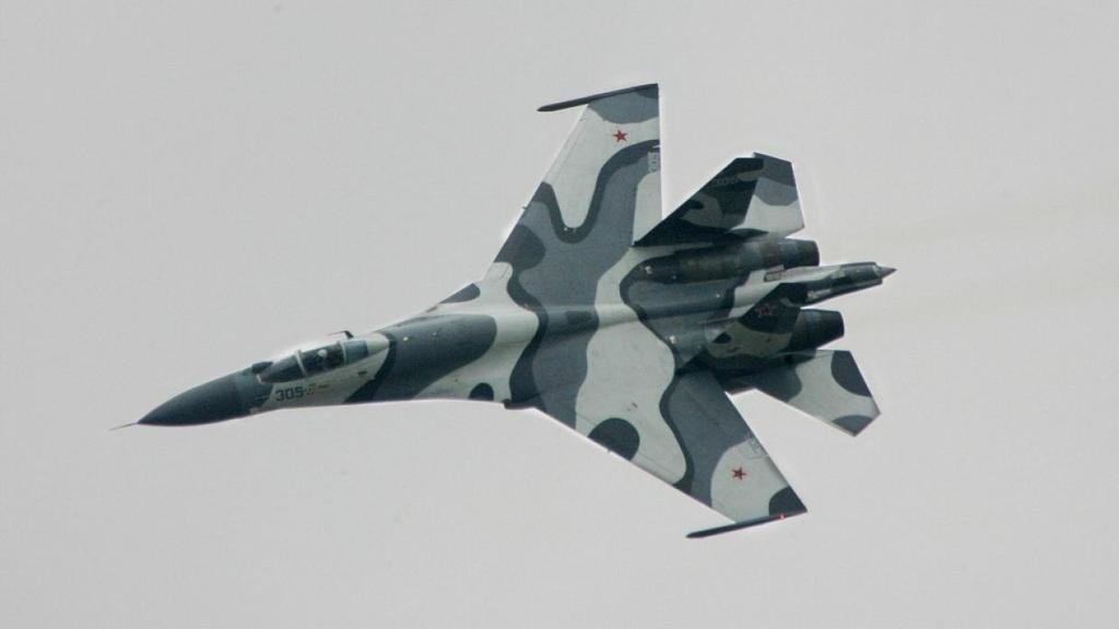 Un caza ruso voló a pocos metros de un avión militar de EE UU en el Báltico