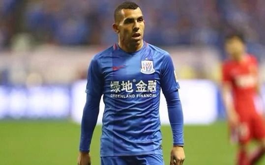 Carlos Tévez hace noticia en China por patada artera a rival