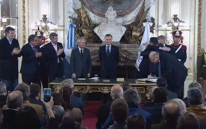 Macri toma juramento a los ministros de Educación y de Defensa Macri toma juramento a los ministros de Educación y de Defensa