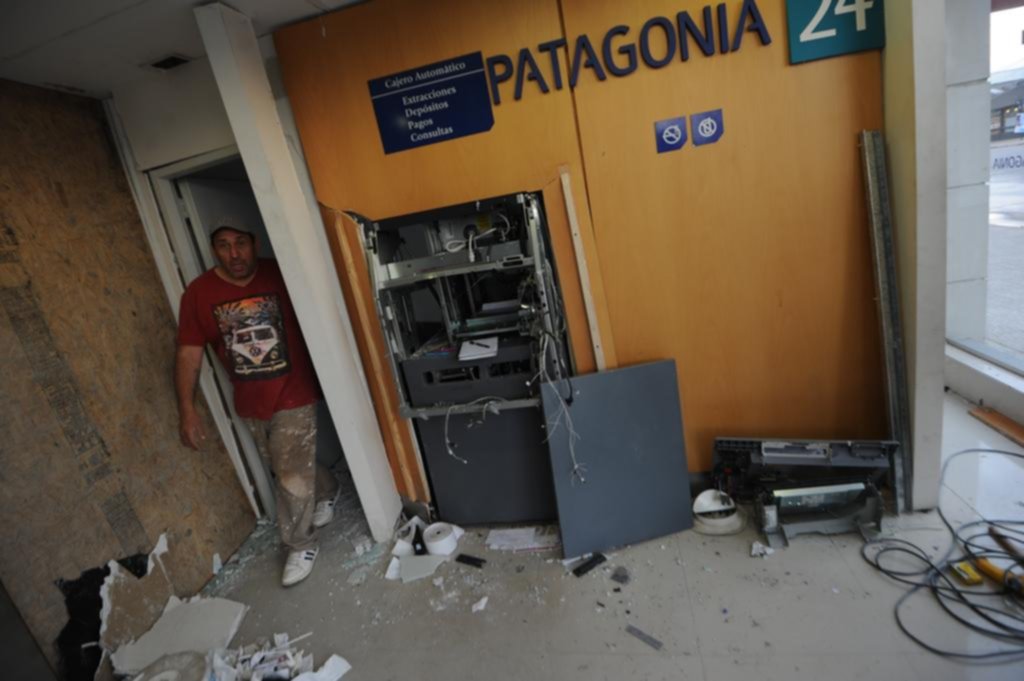 Intentaron robar un cajero haciéndolo explotar