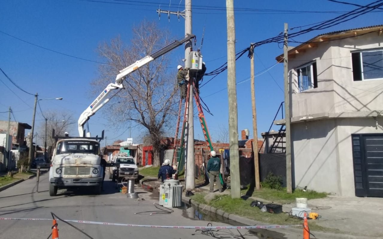 Colocan Nuevas Columnas De Hormig N En Los Tendidos El Ctricos Troncales