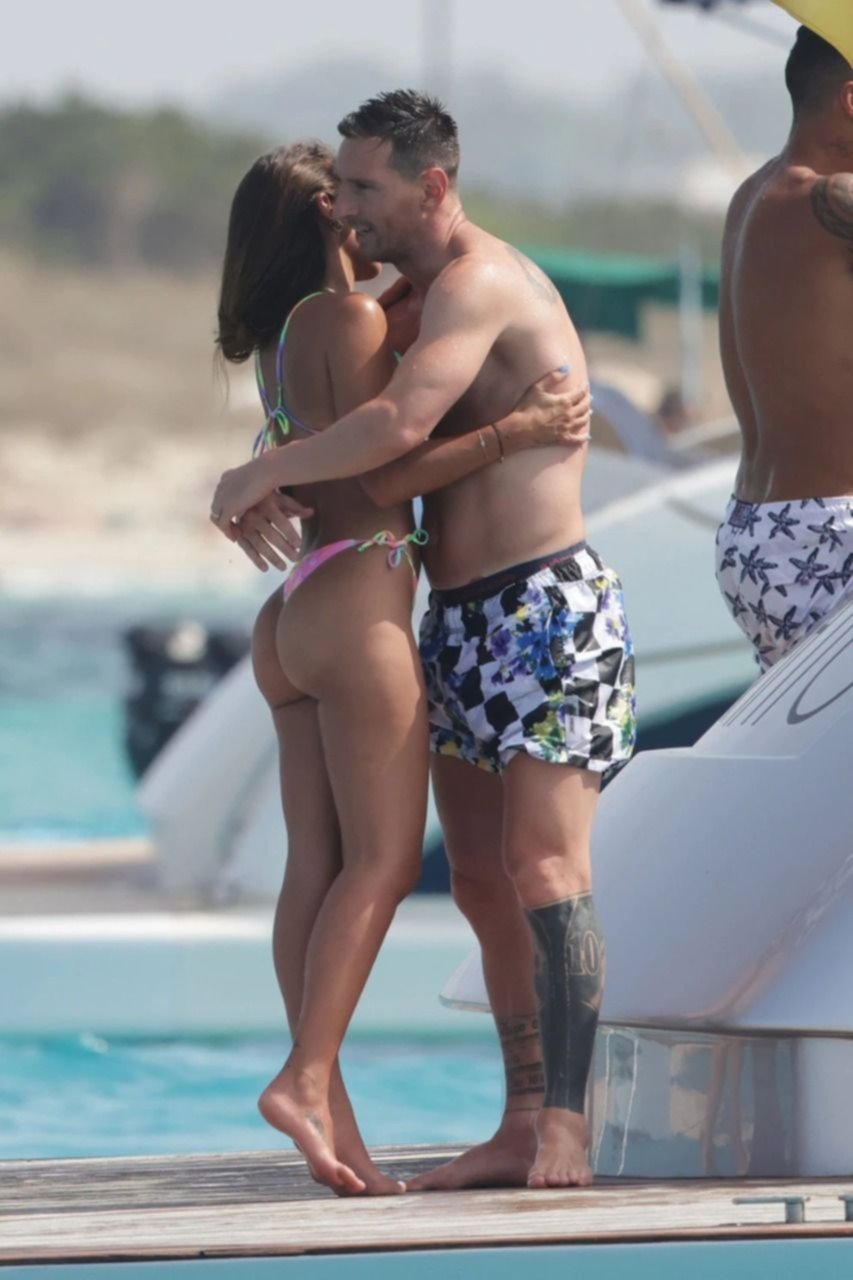 Leo Messi Y Antonella Roccuzzo De Vacaciones En Ibiza Con Su Hijo Ciro