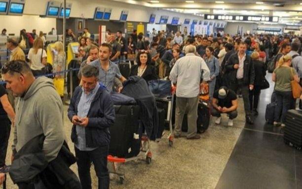 Caos en Aeroparque más de 50 vuelos y unos 5 000 pasajeros afectados