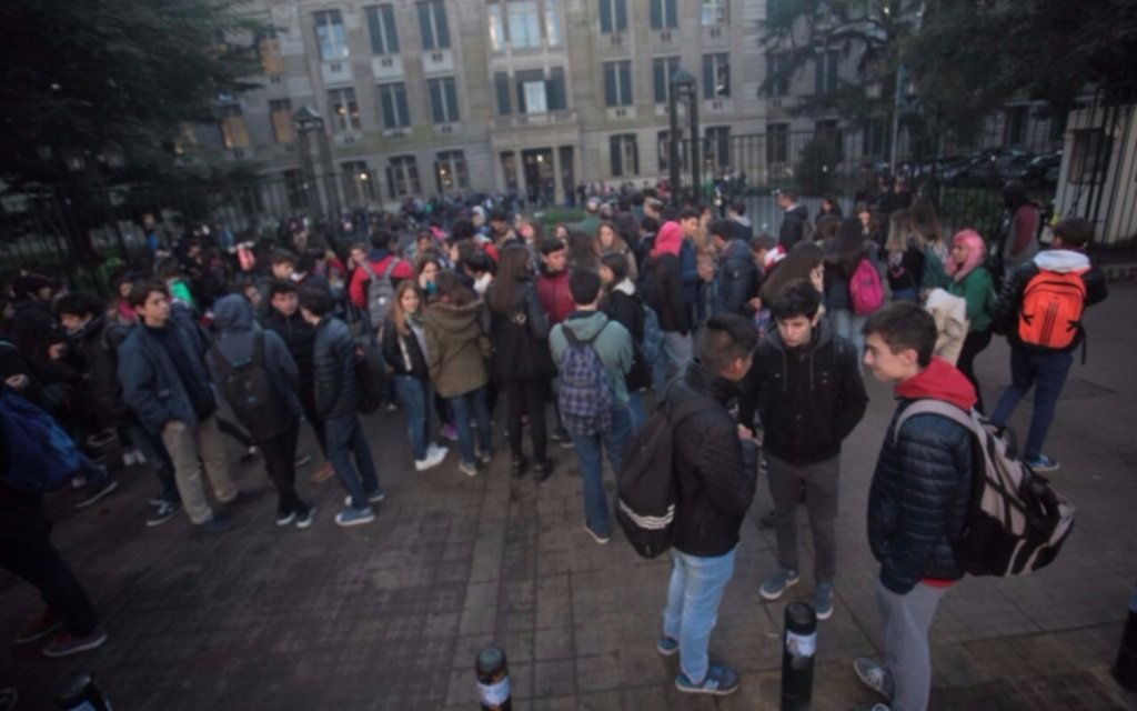 Estudiante intentó suicidarse de un disparo ante sus compañeros — Colegio Nacional