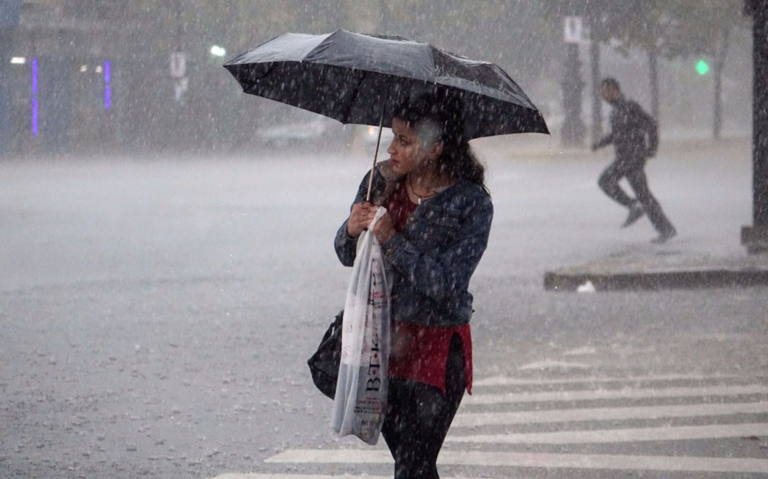 Sábado con cielo gris lluvias y viento