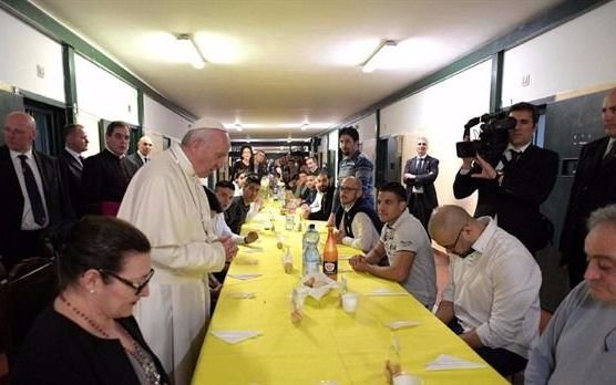 Papa Francisco invitó a comer a 20 presos y dos se fugaron