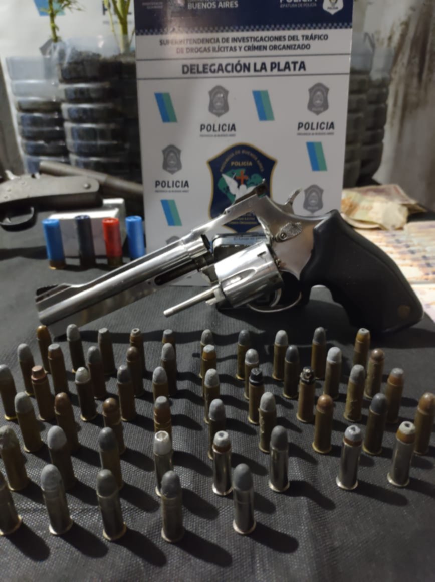 VIDEO Secuestran Droga Armas Y Dinero En 15 Y 90 Dos Detenidos Por