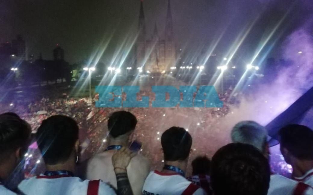 De Madrugada Los Campeones Celebraron Junto A La Gente En Plaza Moreno