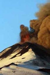 Lluvia de cenizas en Neuquén por erupción de un volcán
