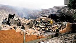 Incendio destruyó una fábrica de vidrio de Berazategui