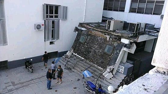 Se derrumbó parte del techo de
entrada del ministerio de Salud bonaerense