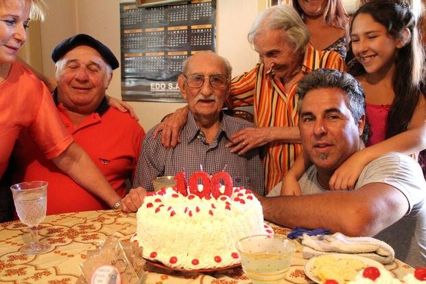 Higinio cantó los cien y lo festejó con una torta del Pincha