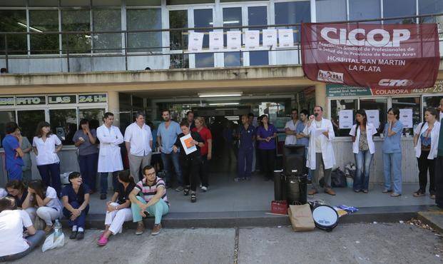 Médicos definen si extienden la huelga en el hospital San Martín