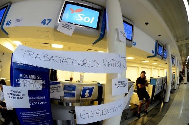 La aerolínea Sol canceló sus vuelos y cesó sus actividades