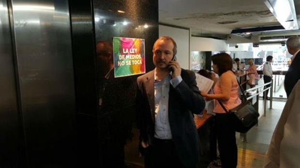 Sabbatella pudo entrar al edificio del AFSCA pero debió abandonarlo dos horas después