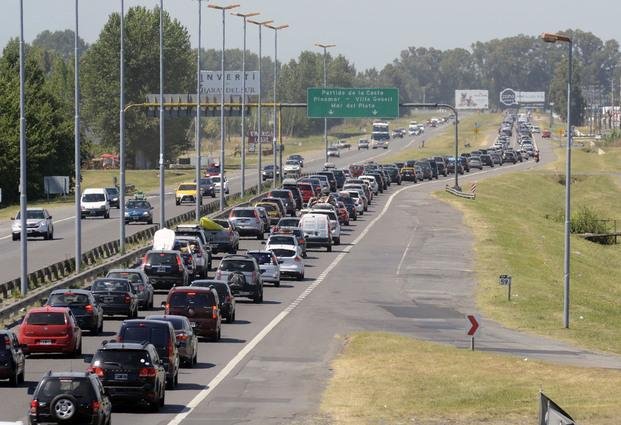 Colapso en la ruta 2 por el recambio turístico