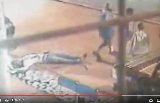 Se negó a pagarle a los "trapitos" y recibió una trompada brutal