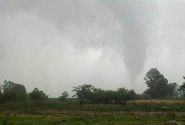 Una Cola De Tornado Sacudió A Henderson