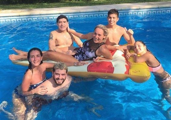Diego festejó con su pareja y dos de sus hijos
