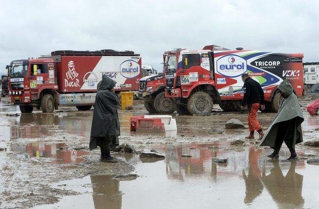 El agua caída y el barro suspendieron al Dakar