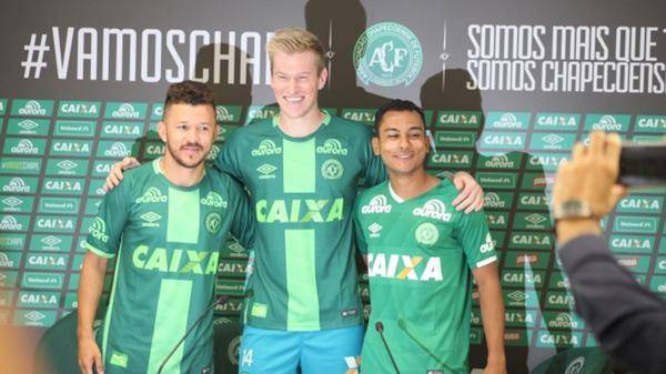 La reconstrucción: El Chapecoense presentó a sus tres primeras incorporaciones