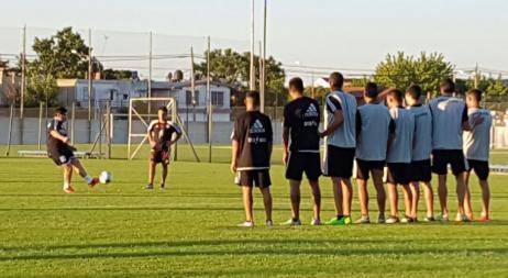 Maradona volvió a sorprender en la práctica de un equipo del ascenso