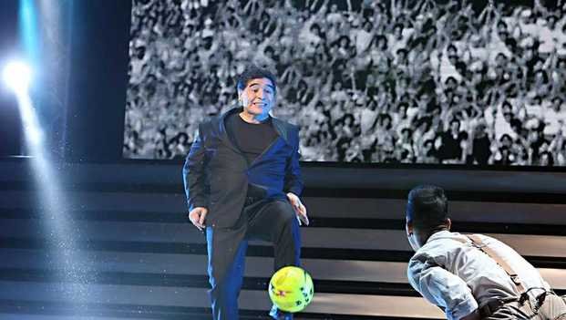 Nápoles se puso de pie para ovacionar a Diego Maradona