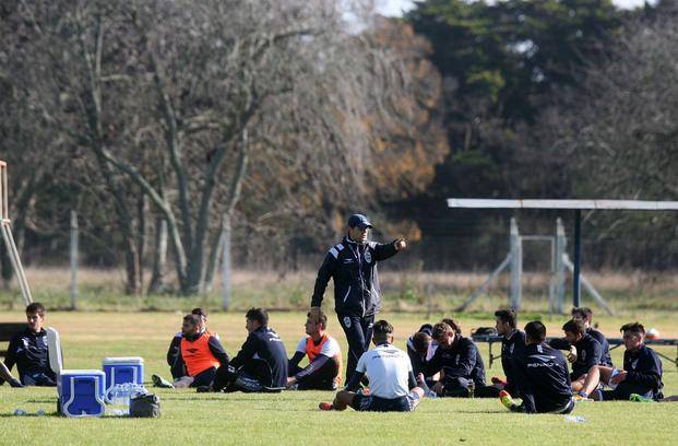 Reunión entre el plantel y la CD albiazul por el tema deuda