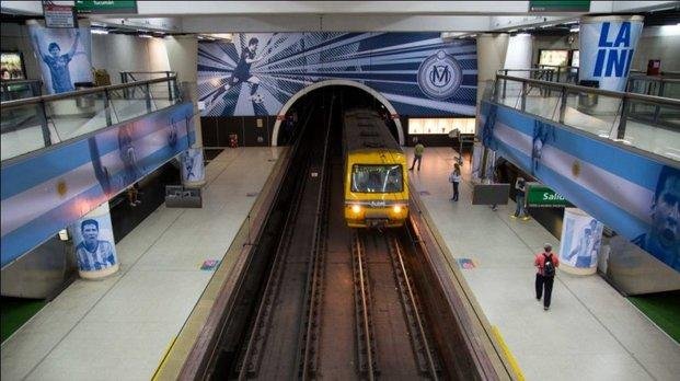 Una estación de Subte fue íntegramente decorada con imágenes de Lio Messi