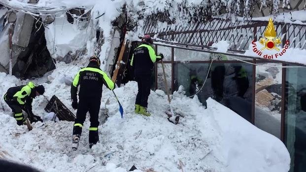 Alud en Italia: los rescatisatas trabajaron toda la noche con temperaturas bajo cero