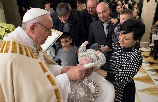 Francisco bautizó a 13 niños nacidos en zonas del terremoto de Italia