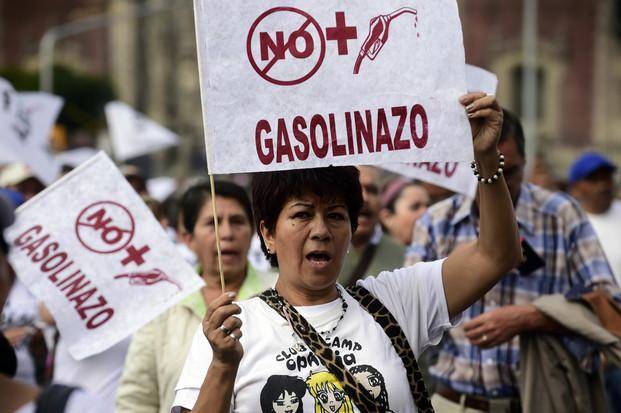 Protestas y saqueos en el país azteca por alza en el precio del combustible