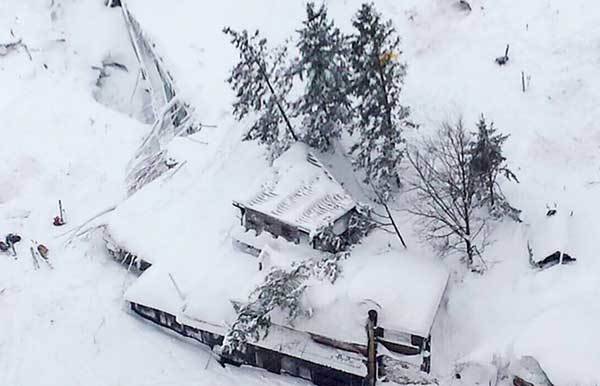 Un alud de nieve sepultó un hotel en Italia: 4 muertos y 26 desaparecidos