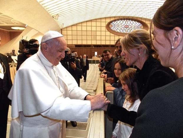 Arroyo Salgado e hijas con el Papa: “Rece por la verdad”