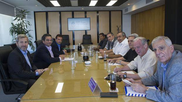 Desde la CGT advierten que el Gobierno debe "corregir las cosas, porque si no vuelca"
