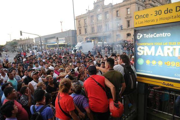 Los manteros mantendrán el corte y esperan negociar mañana