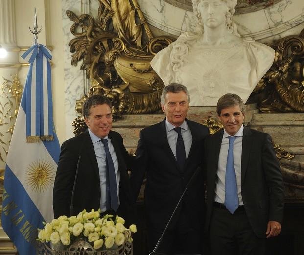 Macri les tomó juramento a Nicolás Dujovne y Luis Caputo