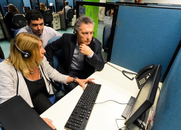 Macri visitó un call center y atendió a un vecino