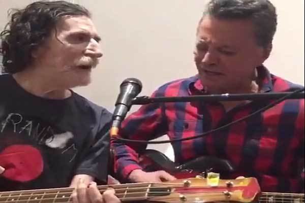 Charly reapareció en un video cantando y tocando la guitarra junto a Palito Ortega