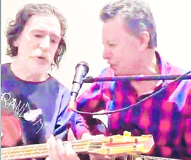 Charly reapareció junto a Palito con “Popotitos”