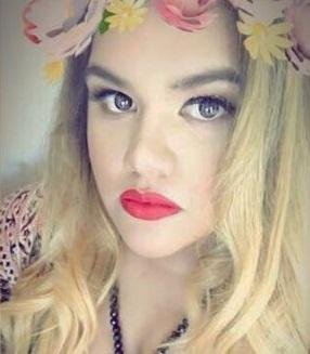 Con una foto, Morena Rial confirmó que sigue de novia con el futbolista cordobés