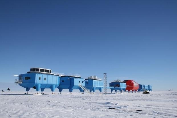 Desalojan base antártica por una enorme grieta en el hielo