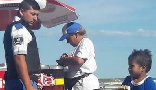 El gesto de un policía con un niño perdido en la playa